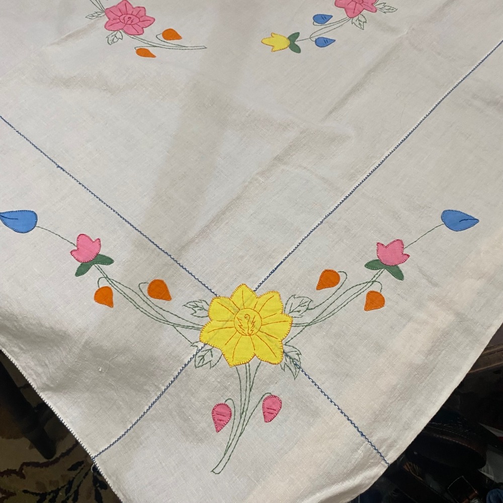 Vintage Hand Stitched Floral Applique Tablecloth and 3 Scalloped Napkins - Picture 5 of 10